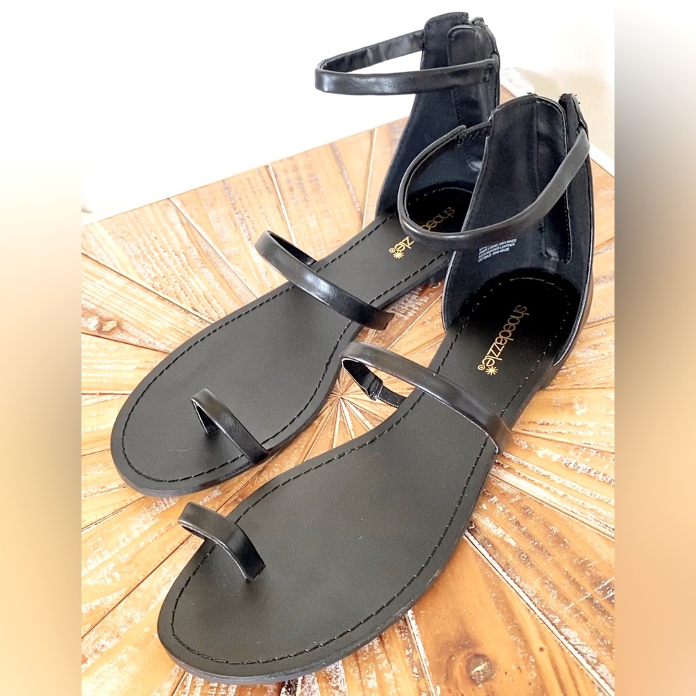 NWOT Shoe Dazzle Black Faux Leather Flats in Size 10